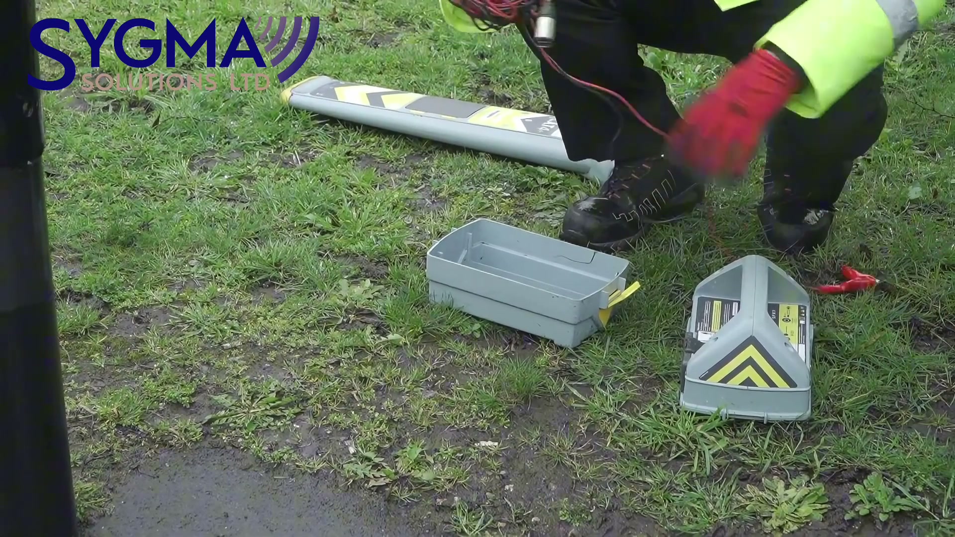 Setting up the Genny4 transmitter beside a lighting column